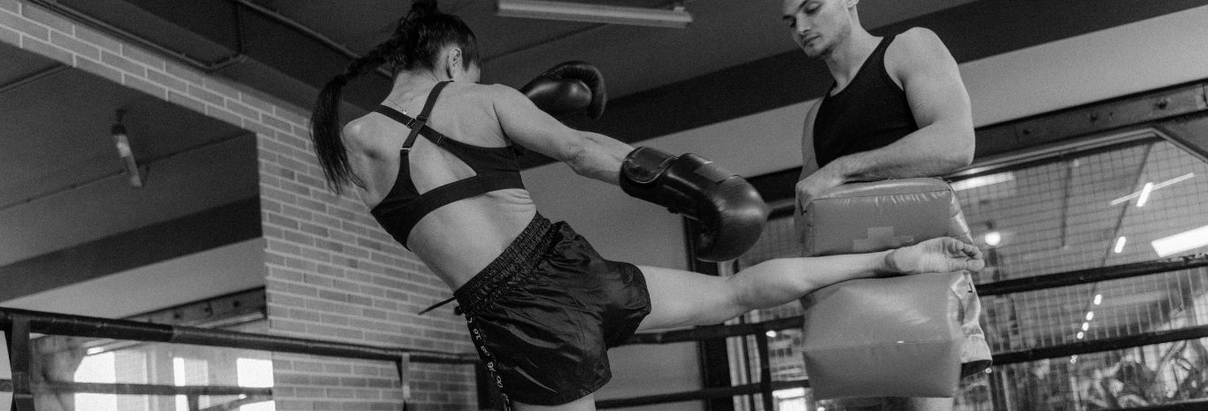 Patada de kick boxing sobre un pao, en blanco y negro