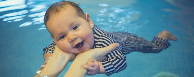 Bebé en el agua durante una clase de natación